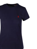 Camiseta com logo bordado